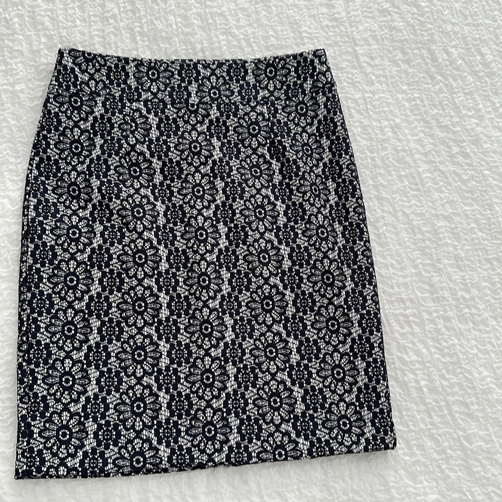 Fully lined skirt with back zip